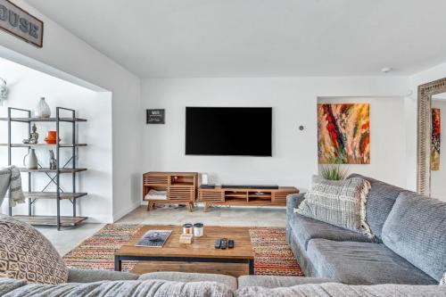 New Gorgeous Modern Hollywood Waterfront Home With Private Pool & Dock Home