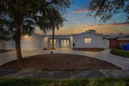 New Gorgeous Modern Hollywood Waterfront Home With Private Pool & Dock Home