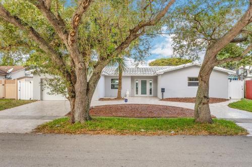 New Gorgeous Modern Hollywood Waterfront Home With Private Pool & Dock Home