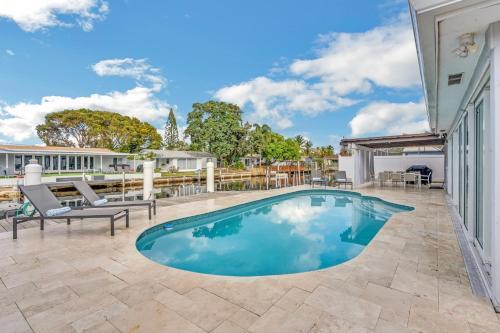 New Gorgeous Modern Hollywood Waterfront Home With Private Pool & Dock Home