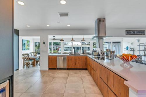 New Gorgeous Modern Hollywood Waterfront Home With Private Pool & Dock Home