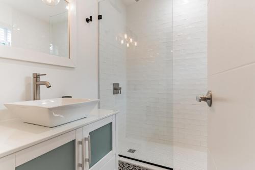 New Gorgeous Modern Hollywood Waterfront Home With Private Pool & Dock Home