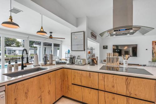 New Gorgeous Modern Hollywood Waterfront Home With Private Pool & Dock Home