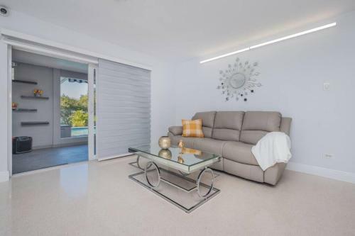 Cozy 4bdr 2 Bath Private Home With Heated Pool