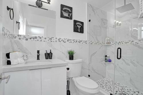 7 Min From Beach Cozy Hollywood Getaway