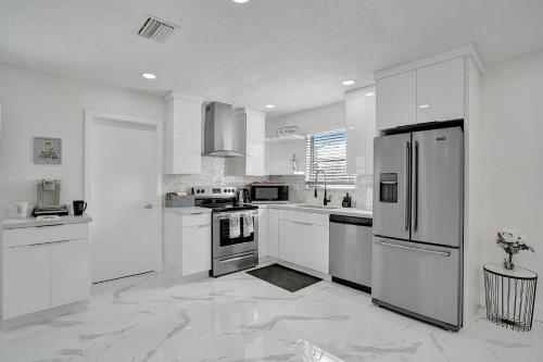 7 Min From Beach Cozy Hollywood Getaway