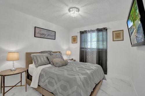 7 Min From Beach Cozy Hollywood Getaway