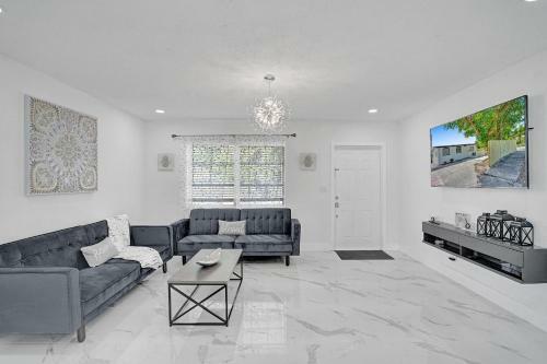 7 Min From Beach Cozy Hollywood Getaway