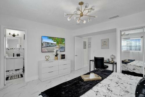 7 Min From Beach Cozy Hollywood Getaway