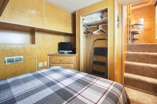 Houseboat In The Harbour