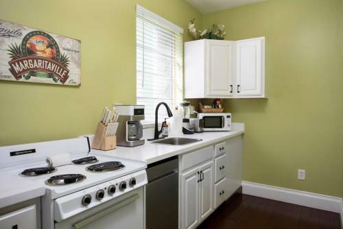 Apartamento Duval Street Suite W Kitchen And Shared Heated Pool