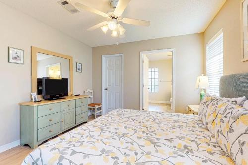 5 Bed 2 Bath Vacation Home In Destin
