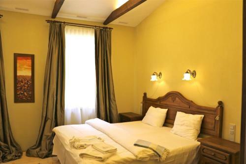 Meyana Lake Manor