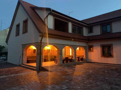 Hostal Penzion Tram�n