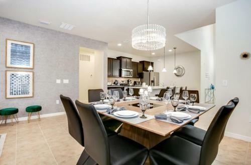 Exquisitely Prestige Large Home With Private Pool