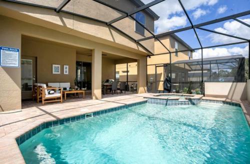 Exquisitely Prestige Large Home With Private Pool