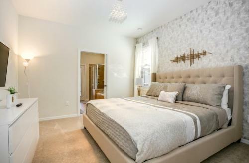 Exquisitely Prestige Large Home With Private Pool