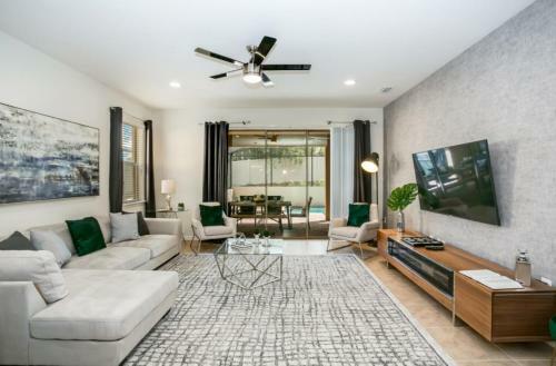 Exquisitely Prestige Large Home With Private Pool