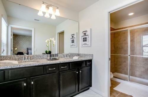 Exquisitely Prestige Large Home With Private Pool