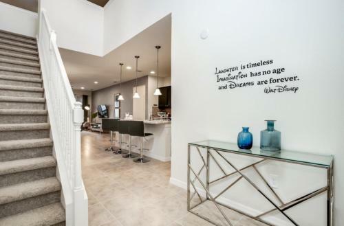 Exquisitely Prestige Large Home With Private Pool