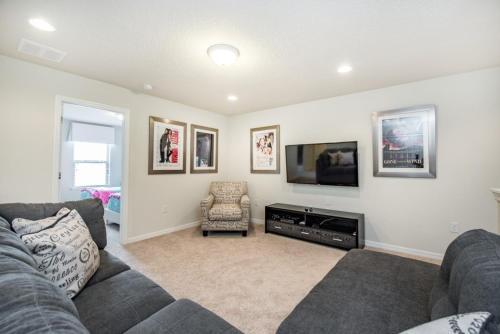 Inviting 4 Bdm Townhome Sleeps 11 Townhouse