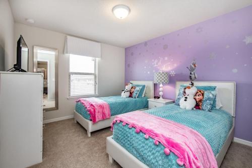 Inviting 4 Bdm Townhome Sleeps 11 Townhouse