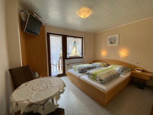 Hostal Winzerhaus Im Oberdorf - Ferienwohnung Oder G�stezimmer Oder Alles Zusammen