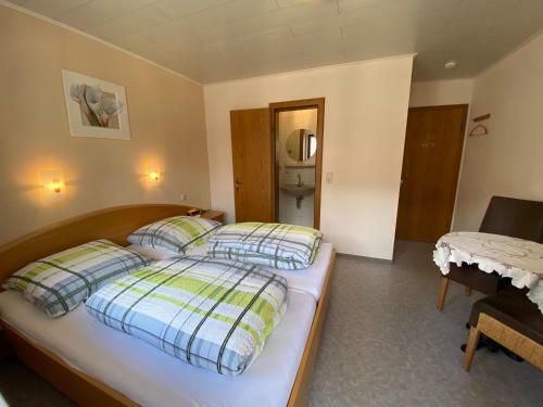 Hostal Winzerhaus Im Oberdorf - Ferienwohnung Oder G�stezimmer Oder Alles Zusammen