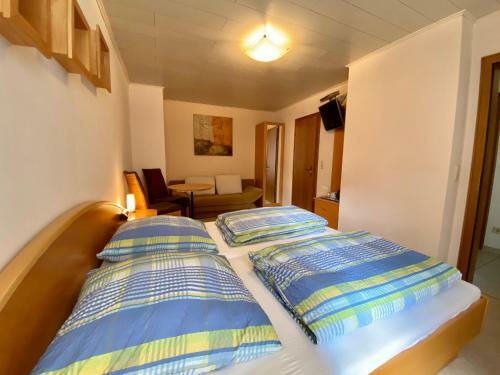 Hostal Winzerhaus Im Oberdorf - Ferienwohnung Oder G�stezimmer Oder Alles Zusammen
