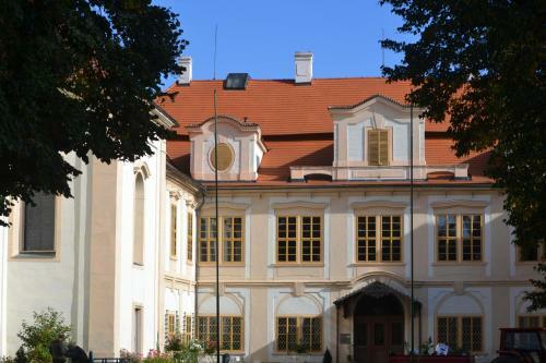 Adela�s Czech Village House