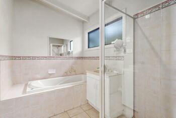 Hotel Beacon Point Ocean View Villas