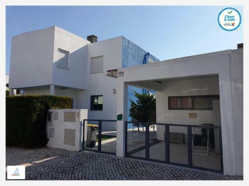 Home4u - Superb Villa, With Pool & Bbq