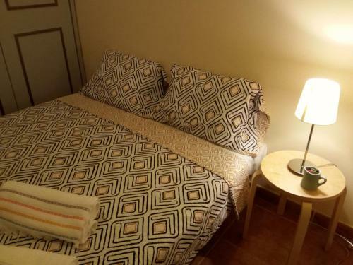 Hostal Rooms 4 You - Small Yellow Room