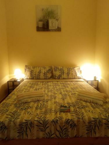 Hostal Rooms 4 You - Small Yellow Room