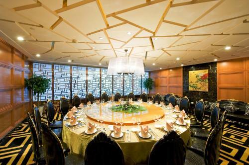 Golden Eagle Summit Hotel