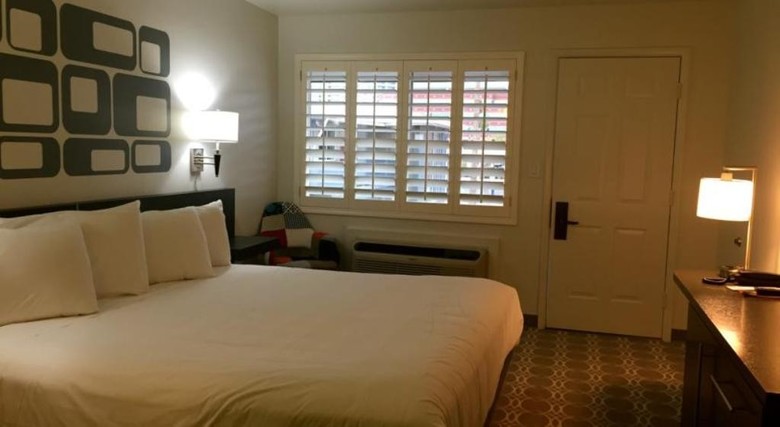 Hotel University Inn & Suites