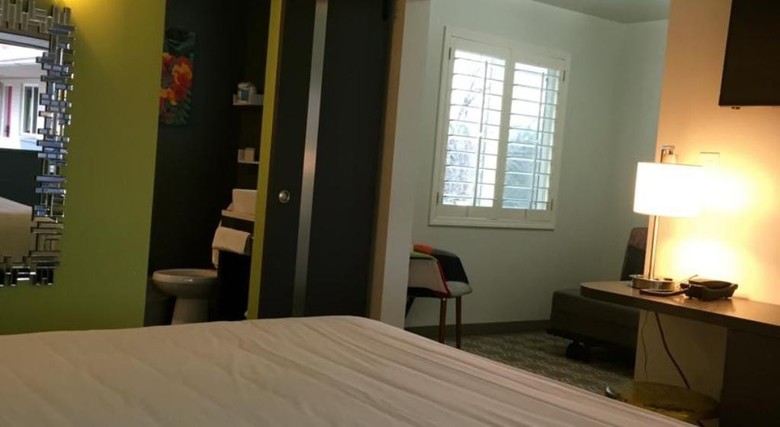 Hotel University Inn & Suites