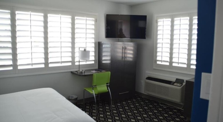 Hotel University Inn & Suites