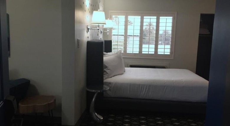 Hotel University Inn & Suites