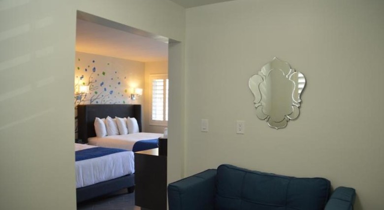 Hotel University Inn & Suites