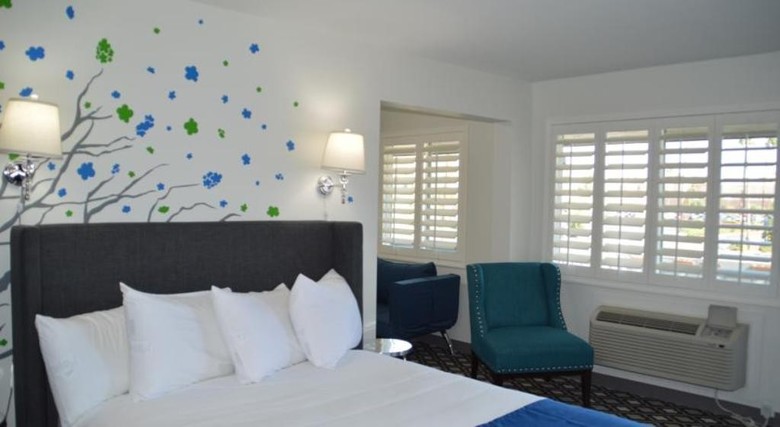 Hotel University Inn & Suites