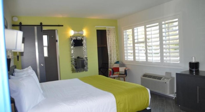 Hotel University Inn & Suites