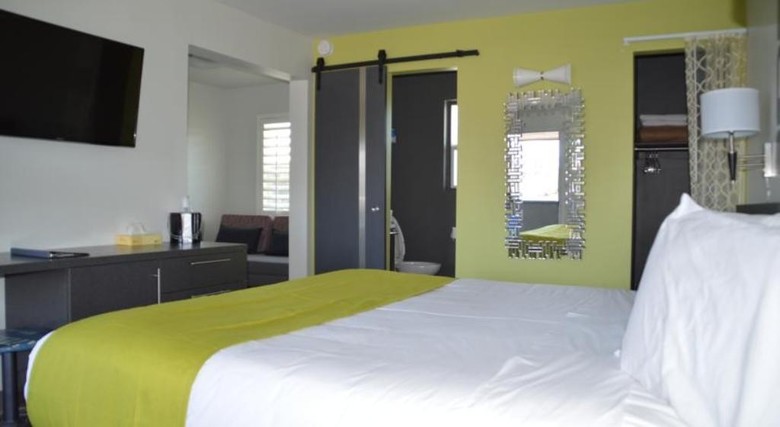 Hotel University Inn & Suites