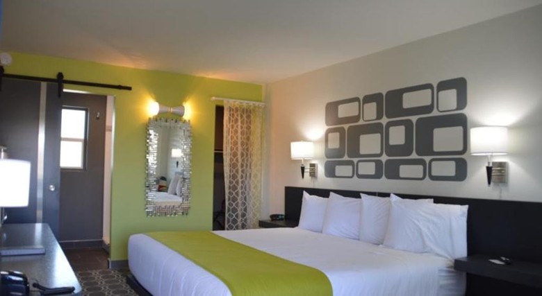 Hotel University Inn & Suites