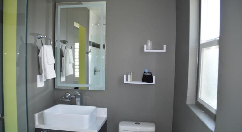 Hotel University Inn & Suites