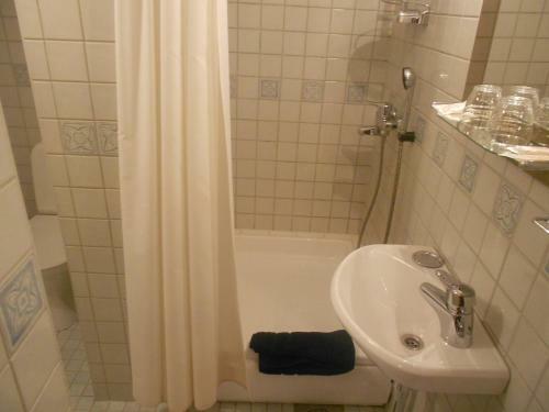 Hostal Poska Villa Guesthouse