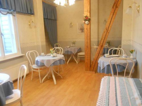 Hostal Poska Villa Guesthouse
