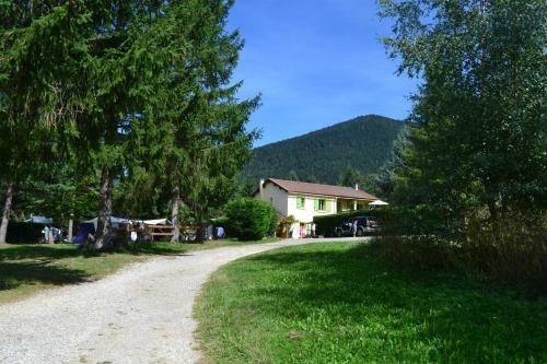 Chalet Et Cabane Dans La Montagne Au Camping Les Sapins