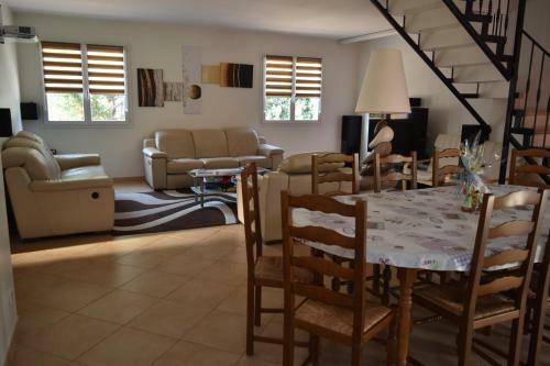 Villa Class�e 4 �toiles Avec Piscine Et Boulodrome
