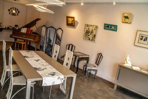 Bed & Breakfast Art Home